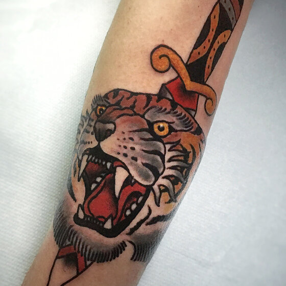 tatuaggio tradizionale tigre pugnale
