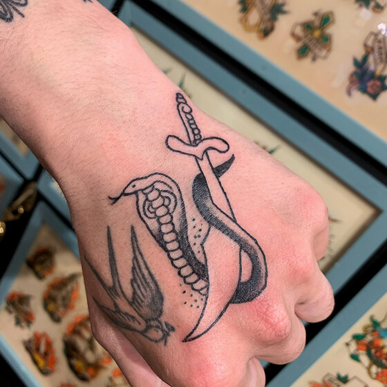 serpente pugnale tatuaggio mano