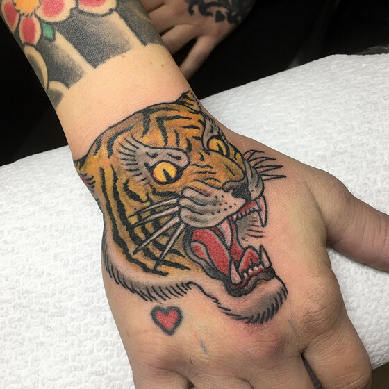 tatuaggio mano tigre