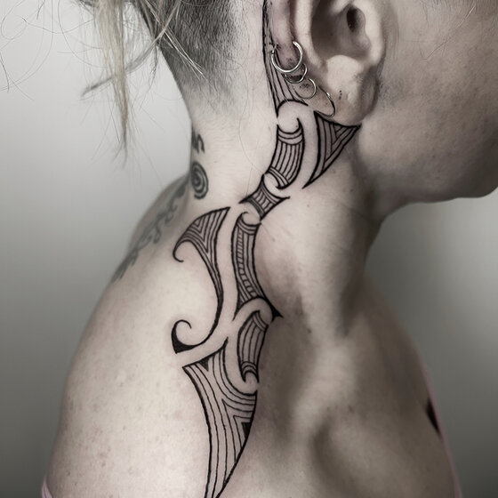 tatuaggio maori collo