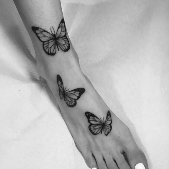 tatuaggio farfalle piede
